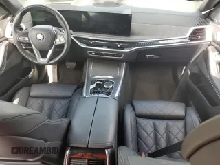2024 BMW X5 xDrive40i z VIN 5UX23EU01R9T44676, wystawiony jako Copart lot #57216555 z przebiegiem Nie podano mil oraz Tytuł czysty. Historia ofert i sprzedaży dostępna na DreamBid. Obrazek 8.