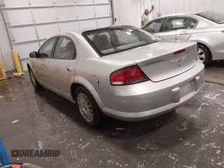 2005 Chrysler Sebring Touring z VIN 1C3EL56R85N579978, wystawiony jako IAAI lot #42201586 z przebiegiem 109 591 mil mil oraz . Historia ofert i sprzedaży dostępna na DreamBid. Obrazek 3.