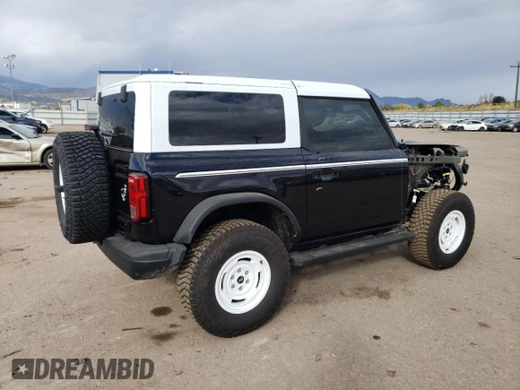 2024 Ford Bronco Heritage Edition z VIN 1FMDE4CH2RLA74426, wystawiony jako Copart lot #76751144 z przebiegiem 629 mil mil oraz Szkoda całkowita • Salvage title. Historia ofert i sprzedaży dostępna na DreamBid. Obrazek 3.
