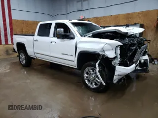 2015 GMC Sierra 2500HD Denali z VIN 1GT120E82FF160609, wystawiony jako Copart lot #55745295 z przebiegiem 111 071 mil mil oraz Czysty tytuł • Clean title. Historia ofert i sprzedaży dostępna na DreamBid. Obrazek 4.