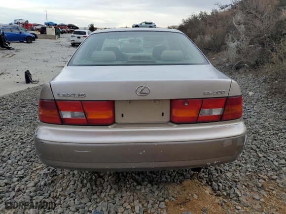 1998 Lexus ES 300 Luxury Sport Sdn with VIN JT8BF28G9W5042763, listed as a Copart auction lot 43462835 with 277,945 mi miles and Salvage Title. Bid and sale history available at carsss.com. Image 6.