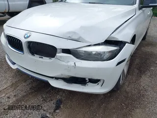 2013 BMW 3 Series 328i xDrive z VIN WBA3B3C50DJ810290, wystawiony jako IAAI lot #42188744 z przebiegiem 137 493 mil mil oraz . Historia ofert i sprzedaży dostępna na DreamBid. Obrazek 6.