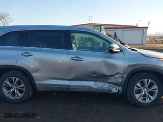 2015 Toyota Highlander XLE with VIN 5TDJKRFH8FS122806, listed as a IAAI auction lot 41791648 with 149,973 mi miles. Bid and sale history available at carsss.com. Image 13.