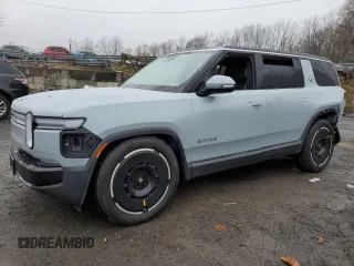 2025 Rivian R1S Adventure z VIN 7PDSGBBA7SN046672, wystawiony jako Copart lot #51630195 z przebiegiem Nie podano mil oraz Szkoda całkowita • Salvage title. Historia ofert i sprzedaży dostępna na DreamBid. Obrazek 1.