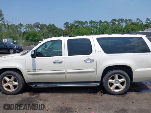 2008 Chevrolet Suburban LTZ z VIN 1GNFC16JX8R252506, wystawiony jako IAAI lot #42402610 z przebiegiem 308 625 mil mil oraz . Historia ofert i sprzedaży dostępna na DreamBid. Obrazek 14.