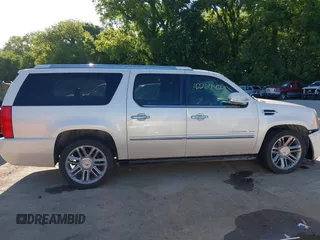 2013 Cadillac Escalade ESV Platinum Edition z VIN 1GYS4KEF2DR153626, wystawiony jako IAAI lot #42269429 z przebiegiem 252 875 mil mil oraz . Historia ofert i sprzedaży dostępna na DreamBid. Obrazek 13.