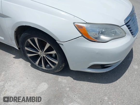 2014 Chrysler 200 LX z VIN 1C3CCBAB3EN207688, wystawiony jako IAAI lot #42086295 z przebiegiem 137 547 mil mil oraz . Historia ofert i sprzedaży dostępna na DreamBid. Obrazek 14.