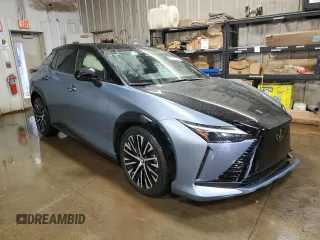 2023 Lexus RZ 450e Premium z VIN JTJAAAAB0PA004297, wystawiony jako Copart lot #82275023 z przebiegiem 6684 mil mil oraz . Historia ofert i sprzedaży dostępna na DreamBid. Obrazek 4.