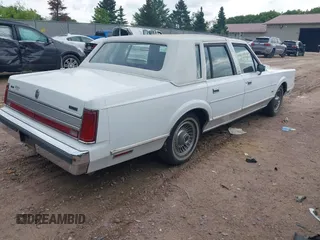 1989 Lincoln Town Car z VIN 1LNBM81F5KY813302, wystawiony jako IAAI lot #42412831 z przebiegiem 76 138 mil mil oraz . Historia ofert i sprzedaży dostępna na DreamBid. Obrazek 4.