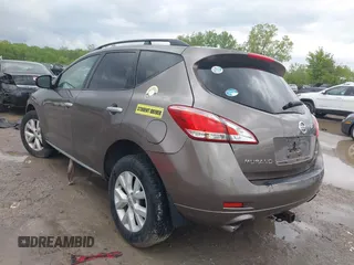 2011 Nissan Murano LE z VIN JN8AZ1MW3BW182568, wystawiony jako IAAI lot #42230428 z przebiegiem 115 348 mil mil oraz . Historia ofert i sprzedaży dostępna na DreamBid. Obrazek 3.