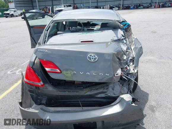 2007 Toyota Avalon XL z VIN 4T1BK36B17U172307, wystawiony jako IAAI lot #42199032 z przebiegiem 169 660 mil mil oraz . Historia ofert i sprzedaży dostępna na DreamBid. Obrazek 6.