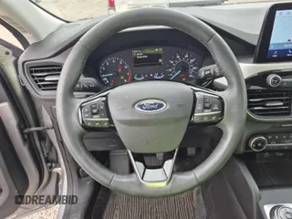 2022 Ford Escape SE z VIN 1FMCU0G65NUB40925, wystawiony jako IAAI lot #42841804 z przebiegiem 54 950 mil mil oraz . Historia ofert i sprzedaży dostępna na DreamBid. Obrazek 5.