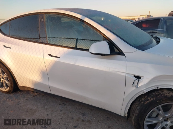 2023 Tesla Model Y Long Range z VIN 7SAYGDEE6PA061228, wystawiony jako IAAI lot #41371547 z przebiegiem 25 121 mil mil oraz . Historia ofert i sprzedaży dostępna na DreamBid. Obrazek 13.