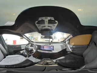 2024 BMW iX xDrive50 z VIN WB523CF0XRCP21815, wystawiony jako Copart lot #51520885 z przebiegiem 6 664 mil mil oraz Szkoda całkowita • Salvage title. Historia ofert i sprzedaży dostępna na DreamBid. Obrazek 16.
