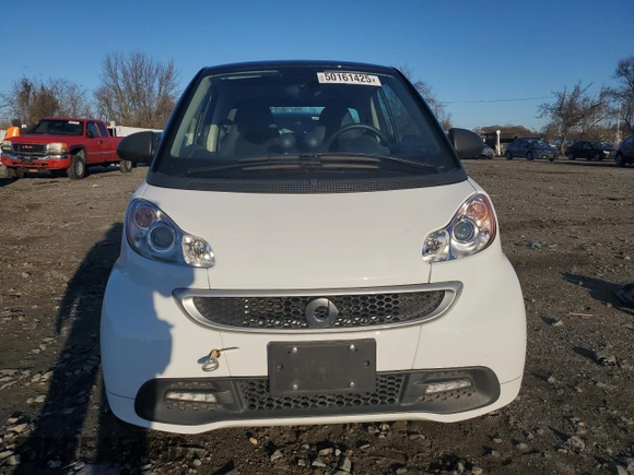 2013 Smart fortwo Passion z VIN WMEEJ9AA3DK715705, wystawiony jako Copart lot #50161425 z przebiegiem 22 667 mil mil oraz Tytuł czysty. Historia ofert i sprzedaży dostępna na DreamBid. Obrazek 5.