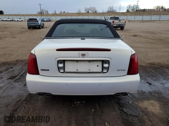 2004 Cadillac DeVille DTS z VIN 1G6KF57944U122824, wystawiony jako Copart lot #86147994 z przebiegiem 118 156 mil mil oraz Szkody całkowita. Historia ofert i sprzedaży dostępna na DreamBid. Obrazek 6.