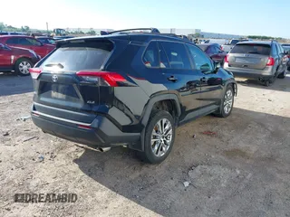 2021 Toyota RAV4 XLE Premium z VIN 2T3C1RFVXMW105387, wystawiony jako IAAI lot #42238526 z przebiegiem 58 627 mil mil oraz . Historia ofert i sprzedaży dostępna na DreamBid. Obrazek 4.
