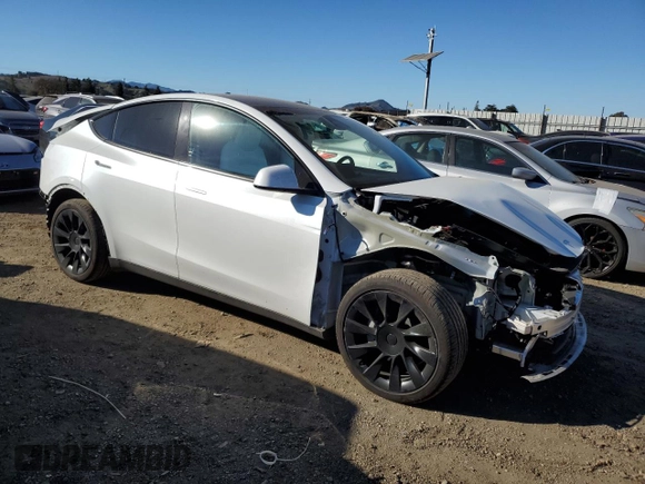 2024 Tesla Model Y Long Range with VIN 7SAYGDEE3RA257999, listed as a Copart auction lot 41838105 with 17,013 mi miles and Salvage Title. Bid and sale history available at DreamBid. Image 4.
