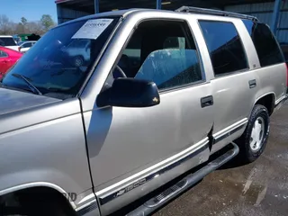 1998 GMC Yukon with VIN 1GKEK13R4WJ725608, listed as a IAAI auction lot 41596559 with 323,141 mi miles. Bid and sale history available at carsss.com. Image 12.