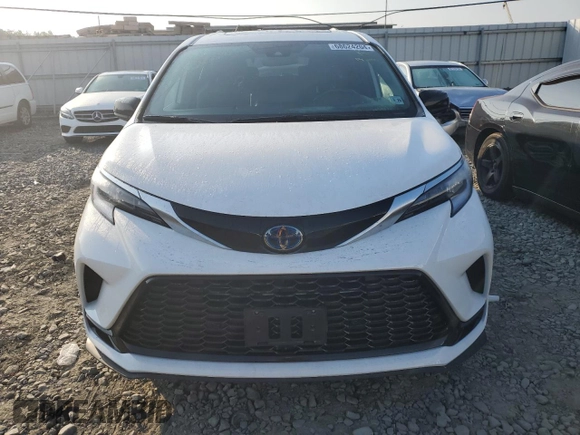 2021 Toyota Sienna XSE with VIN 5TDDSKFC5MS033801, listed as a Copart auction lot 68624204 with 42,300 mi miles and Salvage Title. Bid and sale history available at carsss.com. Image 5.