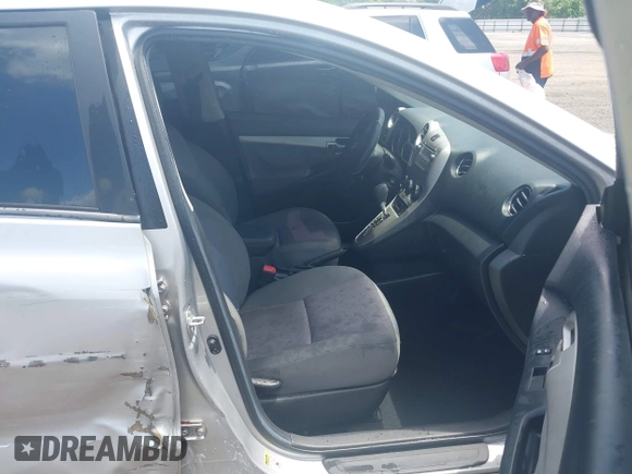 2009 Toyota Matrix z VIN 2T1KU40E89C100754, wystawiony jako IAAI lot #42255027 z przebiegiem 123 769 mil mil oraz . Historia ofert i sprzedaży dostępna na DreamBid. Obrazek 5.