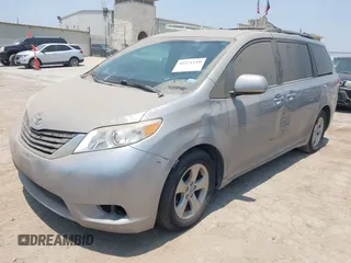 2014 Toyota Sienna LE AAS z VIN 5TDKK3DC6ES442682, wystawiony jako IAAI lot #42271110 z przebiegiem 158 785 mil mil oraz . Historia ofert i sprzedaży dostępna na DreamBid. Obrazek 17.