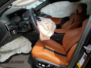 2021 BMW M5 z VIN WBS83CH04MCG92781, wystawiony jako Copart lot #52568153 z przebiegiem 29 528 mil mil oraz . Historia ofert i sprzedaży dostępna na DreamBid. Obrazek 7.