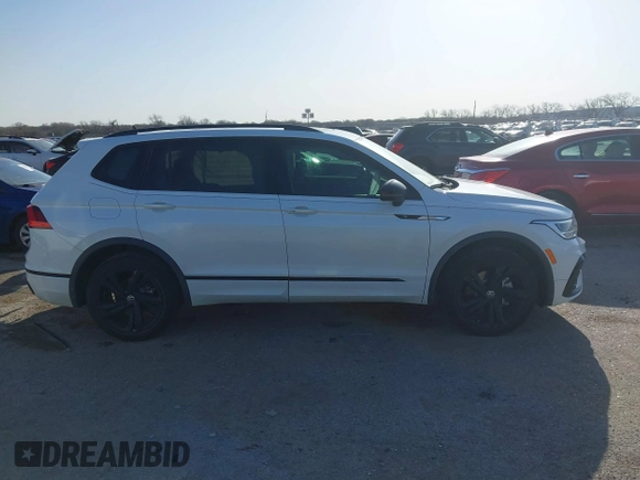 2024 Volkswagen Tiguan SE R-Line Black with VIN 3VVCB7AX0RM099863, listed as a IAAI auction lot 41851884 with 14,091 mi miles and . Bid and sale history available at DreamBid. Image 13.