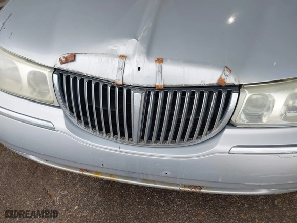 2002 Lincoln Town Car Executive with VIN 1LNHM81W42Y608998, listed as a IAAI auction lot 42096798 with 222,672 mi miles. Bid and sale history available at carsss.com. Image 6.