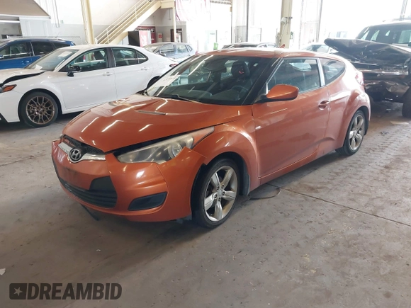 2013 Hyundai Veloster w/Black Int z VIN KMHTC6AD3DU143656, wystawiony jako IAAI lot #42139839 z przebiegiem 121 392 mil mil oraz . Historia ofert i sprzedaży dostępna na DreamBid. Obrazek 2.