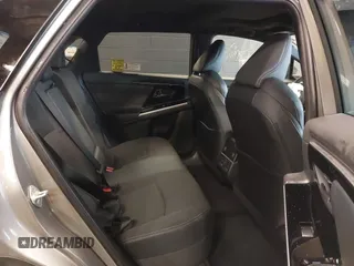 2023 Toyota bZ4X XLE z VIN JTMABACA3PA038951, wystawiony jako IAAI lot #41961433 z przebiegiem 10 261 mil mil oraz . Historia ofert i sprzedaży dostępna na DreamBid. Obrazek 8.