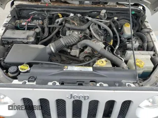 2008 Jeep Wrangler X z VIN 1J4FA24188L648342, wystawiony jako Copart lot #59883735 z przebiegiem 166 889 mil mil oraz Czysty tytuł • Clean title. Historia ofert i sprzedaży dostępna na DreamBid. Obrazek 12.
