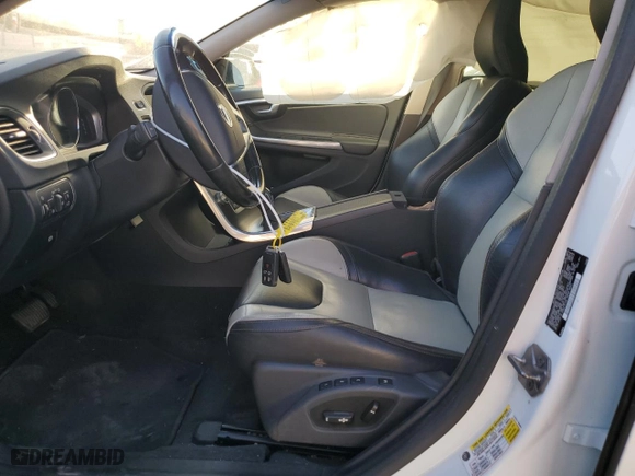 2016 Volvo V60 Cross Country T5 with VIN YV4612HK0G1006181, listed as a Copart auction lot 82689074 with 98,049 mi miles and Salvage Title. Bid and sale history available at carsss.com. Image 7.