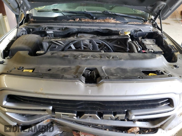 2020 Ram 1500 Laramie z VIN 1C6SRFDT5LN164297, wystawiony jako Copart lot #55420835 z przebiegiem 67 911 mil mil oraz Szkoda całkowita • Salvage title. Historia ofert i sprzedaży dostępna na DreamBid. Obrazek 11.