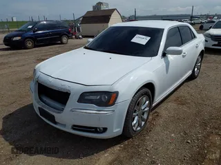 2013 Chrysler 300 S Glacier z VIN 2C3CCAGG1DH739509, wystawiony jako IAAI lot #42016876 z przebiegiem 227 015 mil mil oraz . Historia ofert i sprzedaży dostępna na DreamBid. Obrazek 2.