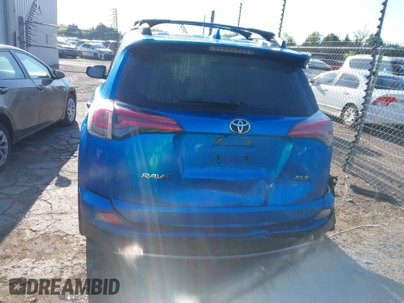 2018 Toyota RAV4 XLE with VIN JTMWFREV1JJ736877, listed as a IAAI auction lot 42072222 with 43,004 mi miles and . Bid and sale history available at carsss.com. Image 17.