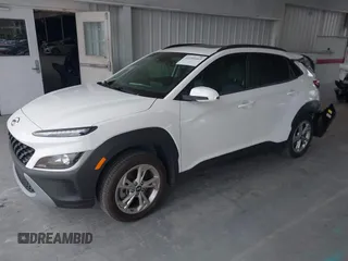 2023 Hyundai Kona SEL с VIN KM8K3CAB2PU025286, выставлен на аукционе IAAI как лот 42205469 с пробегом 22 851 миль миль и . История ставок и продаж доступна на DreamBid. Изображение 2.