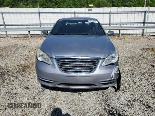 2013 Chrysler 200 Touring z VIN 1C3CCBBB3DN768437, wystawiony jako Copart lot #55159375 z przebiegiem 117 502 mil mil oraz Szkoda całkowita • Salvage title. Historia ofert i sprzedaży dostępna na DreamBid. Obrazek 5.