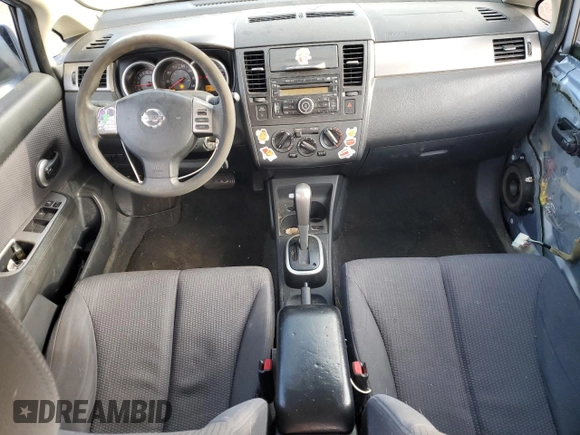 2009 Nissan Versa SL z VIN 3N1BC13E39L395999, wystawiony jako Copart lot #50225605 z przebiegiem 183 206 mil mil oraz Szkoda całkowita • Salvage title. Historia ofert i sprzedaży dostępna na DreamBid. Obrazek 8.