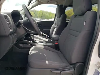2024 Nissan Frontier S z VIN 1N6ED1CLXRN610829, wystawiony jako Copart lot #56381455 z przebiegiem 9 581 mil mil oraz Szkoda całkowita • Salvage title. Historia ofert i sprzedaży dostępna na DreamBid. Obrazek 7.