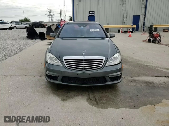 2012 Mercedes-Benz S 63 AMG z VIN WDDNG7EB1CA435991, wystawiony jako Copart lot #57146435 z przebiegiem 117 647 mil mil oraz Szkoda całkowita • Salvage title. Historia ofert i sprzedaży dostępna na DreamBid. Obrazek 13.