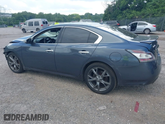 2013 Nissan Maxima SV z VIN 1N4AA5AP8DC838720, wystawiony jako IAAI lot #42653167 z przebiegiem 157 203 mil mil oraz . Historia ofert i sprzedaży dostępna na DreamBid. Obrazek 3.