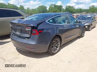 2020 Tesla Model 3 Long Range z VIN 5YJ3E1EB9LF667993, wystawiony jako IAAI lot #41990917 z przebiegiem 58 269 mil mil oraz . Historia ofert i sprzedaży dostępna na DreamBid. Obrazek 4.