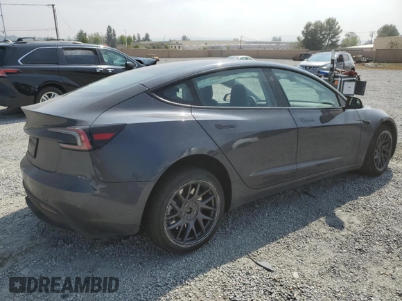 2025 Tesla Model 3 Long Range z VIN 5YJ3E1EA3SF979586, wystawiony jako Copart lot #54430125 z przebiegiem 3 530 mil mil oraz Szkoda całkowita • Salvage title. Historia ofert i sprzedaży dostępna na DreamBid. Obrazek 3.