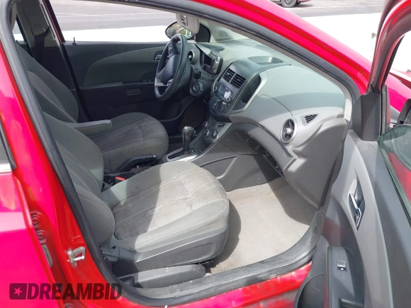 2015 Chevrolet Sonic LT z VIN 1G1JC5SH1F4139849, wystawiony jako IAAI lot #41993984 z przebiegiem 147 240 mil mil oraz . Historia ofert i sprzedaży dostępna na DreamBid. Obrazek 5.