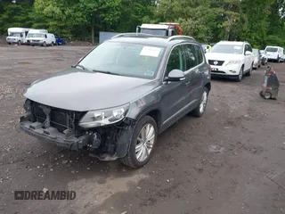 2015 Volkswagen Tiguan S z VIN WVGAV7AX6FW567468, wystawiony jako IAAI lot #42330317 z przebiegiem 143 984 mil mil oraz . Historia ofert i sprzedaży dostępna na DreamBid. Obrazek 2.