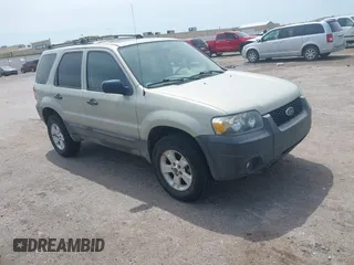 2005 Ford Escape XLT with VIN 1FMYU93135KC70928, listed as a IAAI auction lot 42102594 with 107,225 mi miles. Bid and sale history available at carsss.com. Image 1.