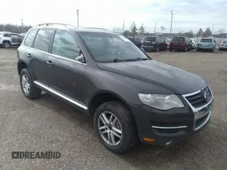 2008 Volkswagen Touareg 2 V6 with VIN WVGBE77L98D044999, listed as a IAAI auction lot 35943882 with 179,515 mi miles. Bid and sale history available at carsss.com. Image 1.