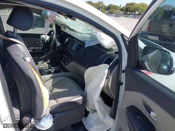 2017 Kia Sedona LX with VIN KNDMB5C12H6293597, listed as a IAAI auction lot 41804780 with 328,840 mi miles. Bid and sale history available at carsss.com. Image 5.