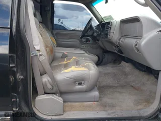 1999 Chevrolet Suburban with VIN 3GNFK16R6XG252736, listed as a IAAI auction lot 41897003 with 140,081 mi miles. Bid and sale history available at carsss.com. Image 5.